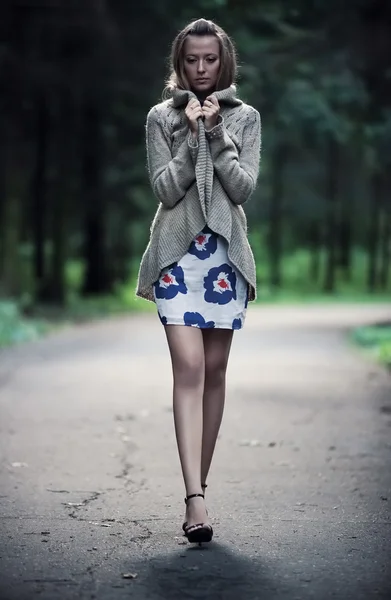 Jonge, eenzame vrouw — Stockfoto