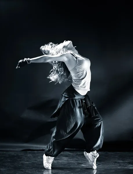 Jovem mulher dança moderna — Fotografia de Stock