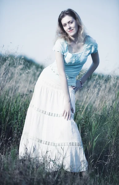 Jonge vrouw op een zomer-veld — Stockfoto