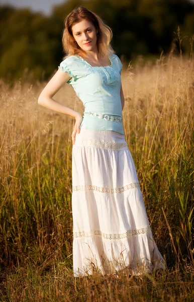 Молодая женщина на летнем поле — стоковое фото
