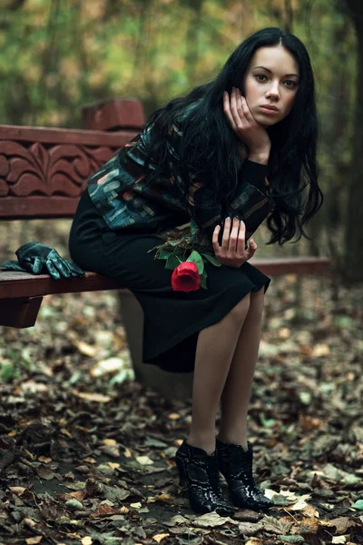 Schlanke brünette Frau in einem Park — Stockfoto