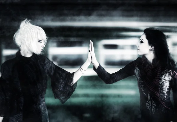 Due donne gotiche che toccano le mani — Foto Stock