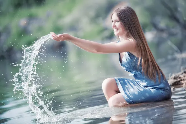 Mladá žena si hraje s vodou — Stock fotografie