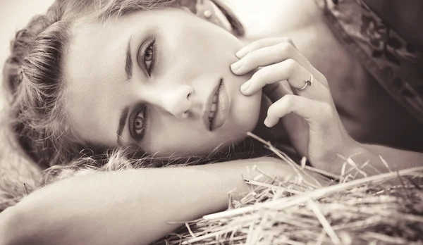 Retrato de mujer joven — Foto de Stock