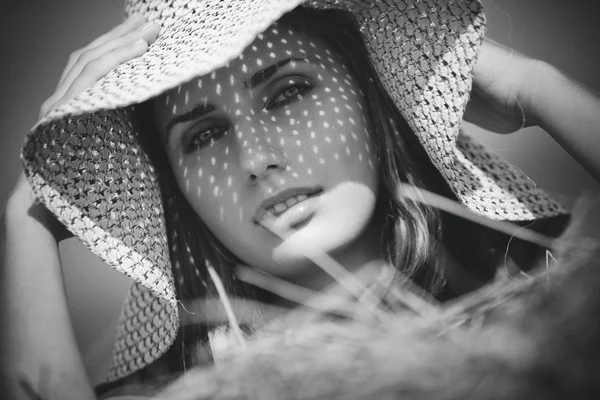 Jovem mulher em um chapéu — Fotografia de Stock