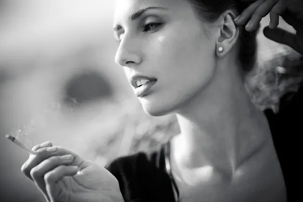 青少年吸烟的女人 — 图库照片