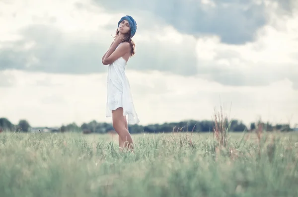 Junge Frau auf einem Sommerfeld — Stockfoto