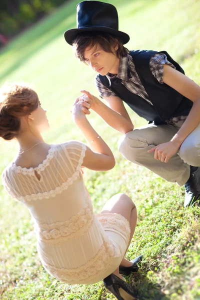 Jeune couple romantique en plein air — Photo