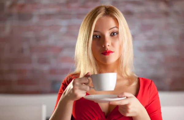 Ung kvinna med kaffe — Stockfoto