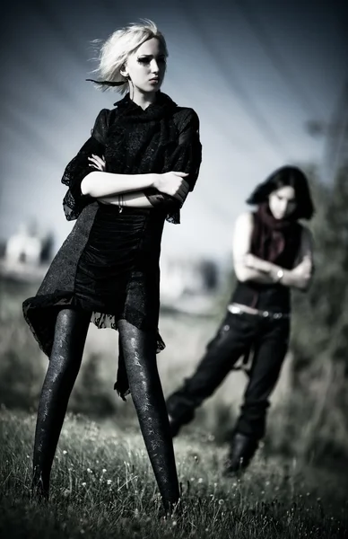 Dos mujeres góticas al aire libre — Foto de Stock