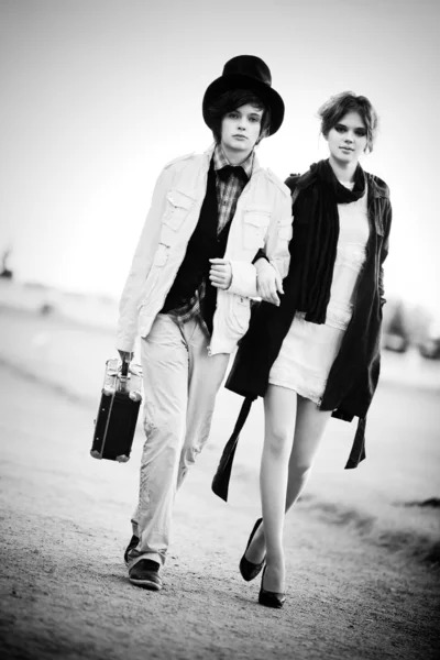 Giovane coppia a piedi — Foto Stock
