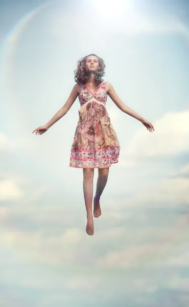 Ung kvinna flyger upp — Stockfoto