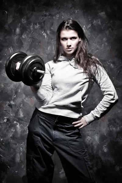 Jeune femme forte exercices sportifs — Photo