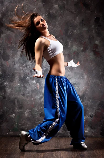 若い女性のモダンダンス — ストック写真