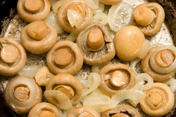 Field mushrooms on a frying pan — Stock Photo, Image