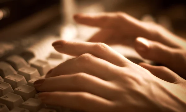 Kobieta dłoni na klawiaturze — Zdjęcie stockowe