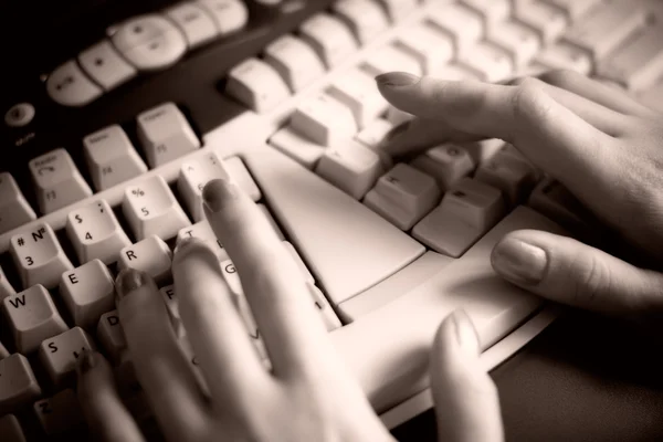 Kahverengi renk tonu ile klavye üzerinde çalışıyor — Stok fotoğraf