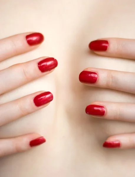 Red fingers on woman — Stock Photo, Image