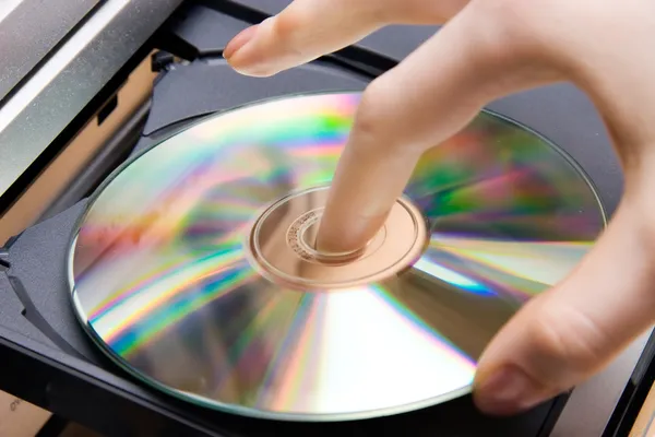 Włóż płytę cd do odtwarzacza — Zdjęcie stockowe