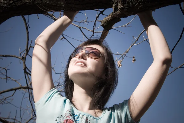 Flicka håller på gren — Stockfoto