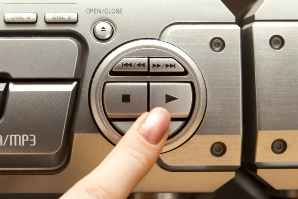 오디오 시스템에서 재생 버튼을 눌러 — 스톡 사진