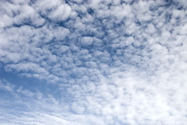 Wollige wolken — Stockfoto