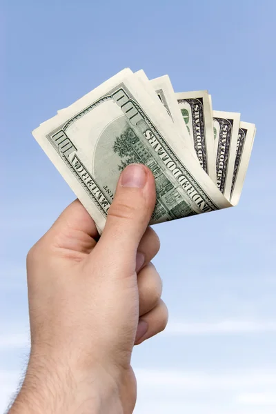 Man hand met rechtgewikkelde geld — Stockfoto