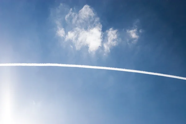 Clear blue sky with airplane trace — Stock Photo, Image