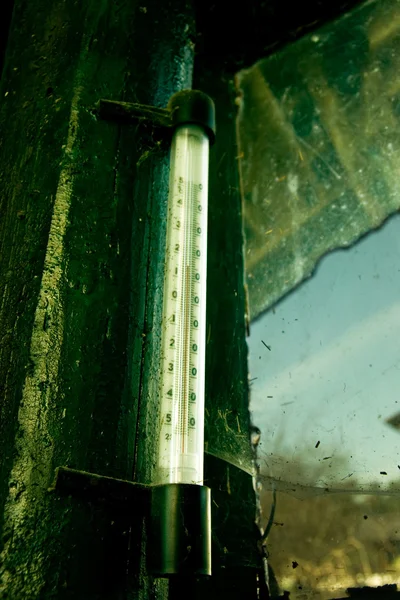 Вид снизу термометра снаружи — стоковое фото