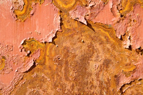 Ржавая металлическая поверхность с кусочками краски — стоковое фото