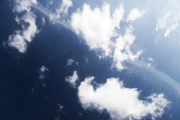 Nubi ad alto contrasto sul cielo blu — Foto Stock