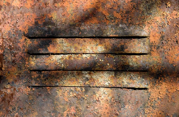 La superficie vieja metálica de la puerta con las chinchetas — Foto de Stock