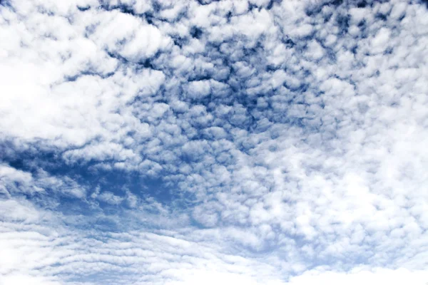 High contast fleecy clouds — Stock Photo, Image