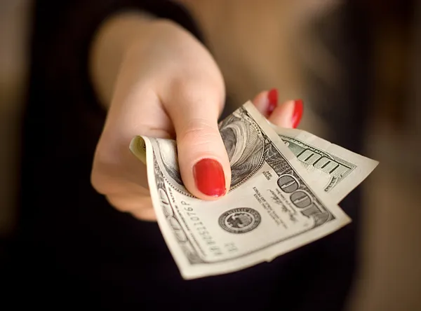 Mujer mano dando dinero — Foto de Stock