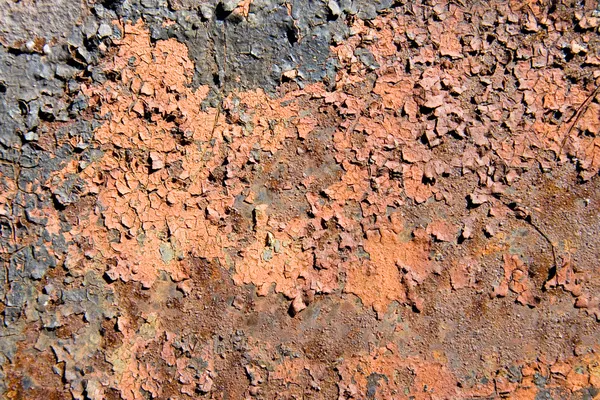 Ржавая металлическая поверхность с потрескавшейся краской — стоковое фото