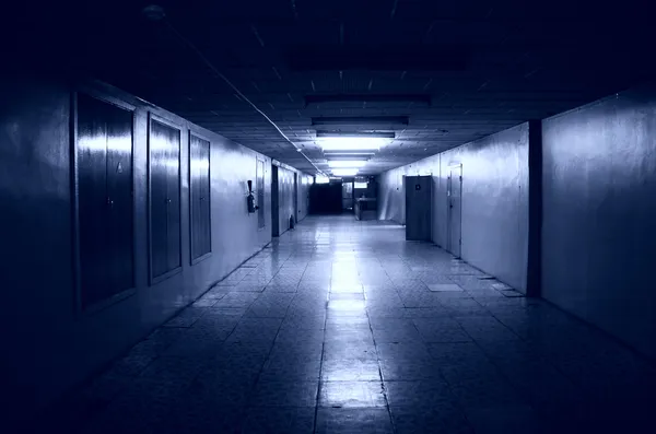 Темный коридор — стоковое фото