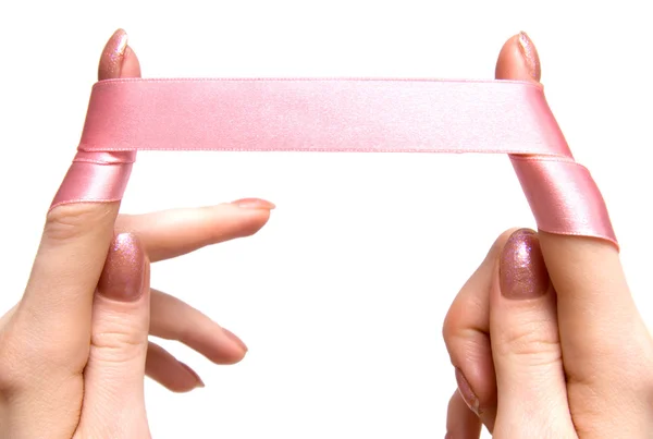 Пальцы с розовой лентой — стоковое фото