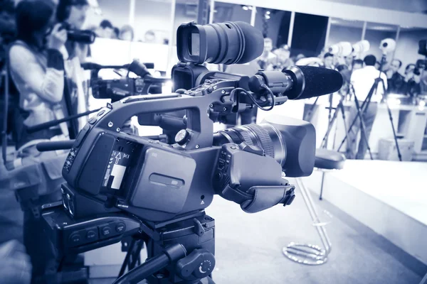 Câmera de vídeo profissional tom azul — Fotografia de Stock