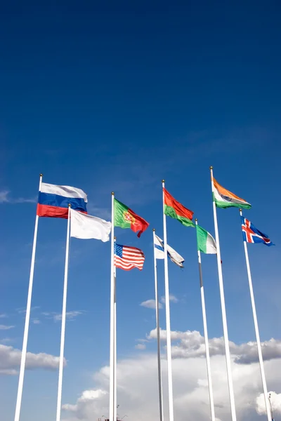 Flaggor på blå himmel bakgrund — Stockfoto