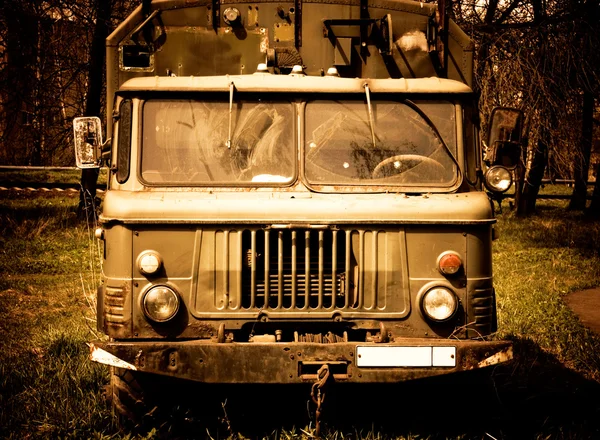 Старый грузовик с красным оттенком — стоковое фото