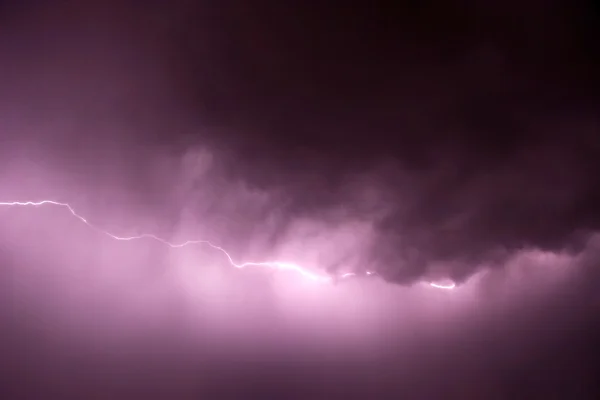 Blitz mit lila Tönung — Stockfoto