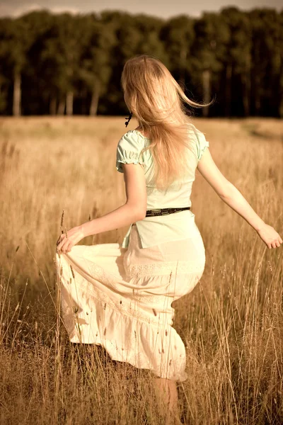 Vrolijke meisje lopen op een veld — Stockfoto