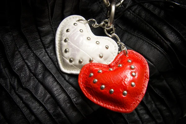 Corazón blanco y rojo en una cadena — Foto de Stock