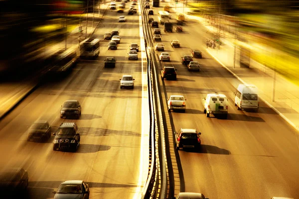 Autopista con un montón de coches — Foto de Stock