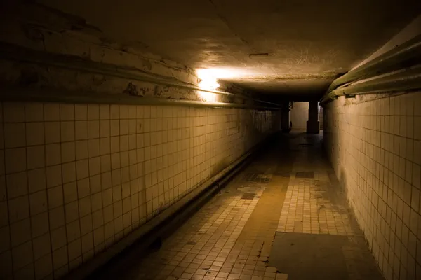 Donkere ondergrondse tunnel — Stockfoto