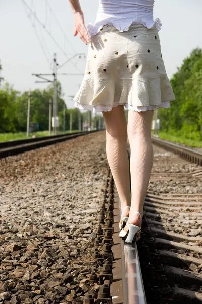 Flicka gå på en järnväg — Stockfoto