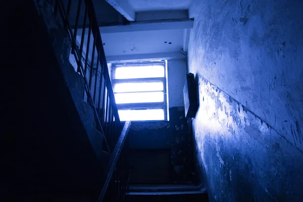 Темні сходи — стокове фото