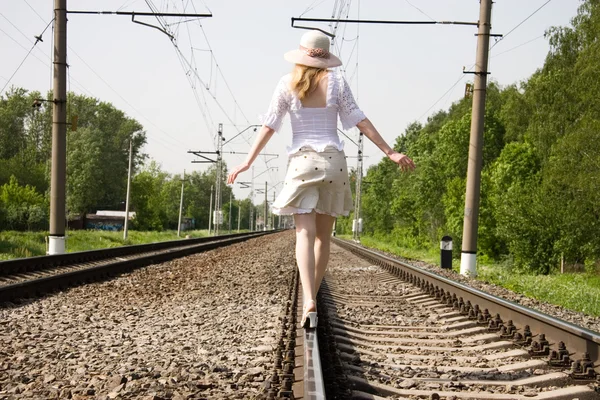 Mädchen auf einer Eisenbahn — Stockfoto