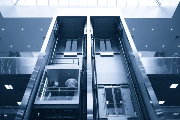Лифт в бизнес-центре — стоковое фото