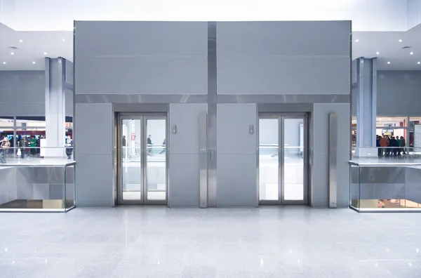 Hissdörrar på en översta våningar — Stockfoto